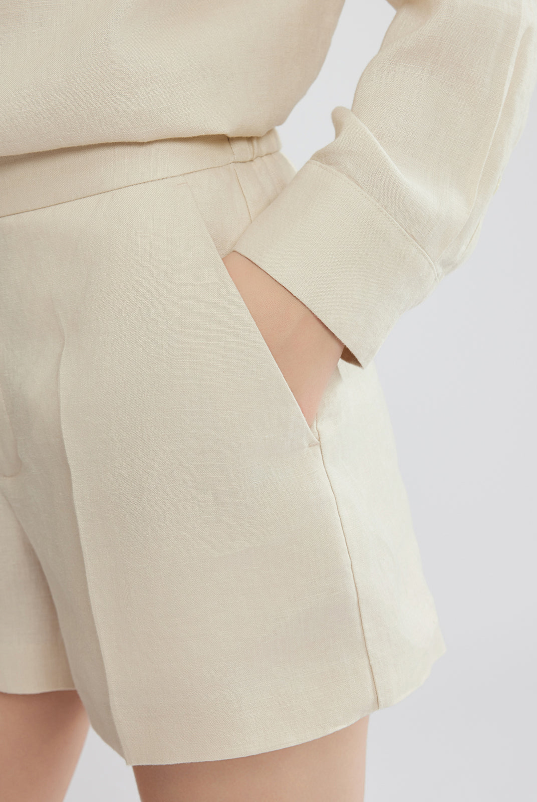 100% Linen Shorts With An Elastic Back Waist