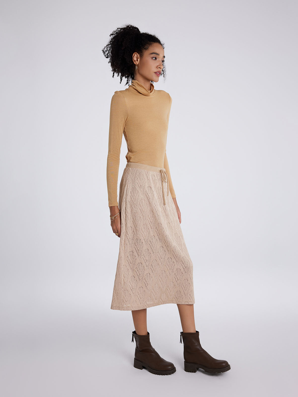 Hollow knit A-line skirt with high-rise waist